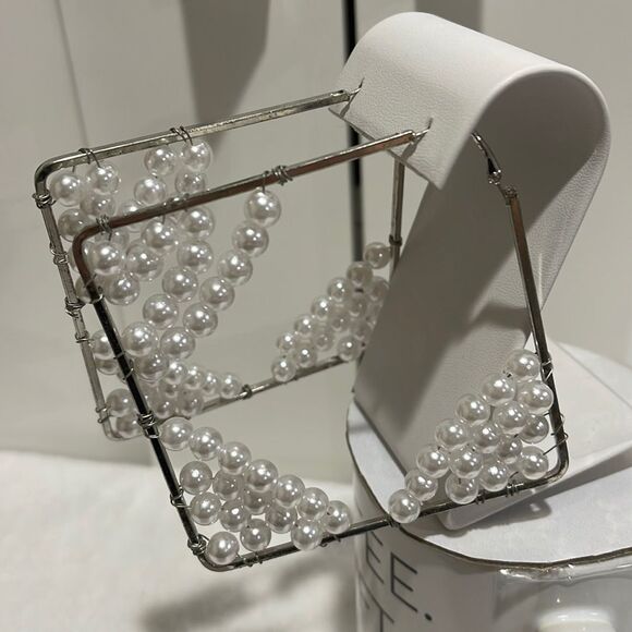 NWOT Oversized square faux pearl saddleback earrings - Picture 2 of 3